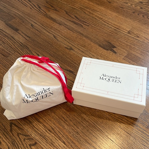 Alexander McQueen Silver Croc Wallet on a Chain - Picture 9 of 9